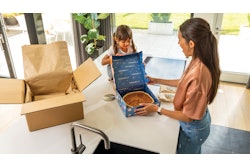 A two-side printed paperboard carton cake box delights Taartenwinkel customers upon opening.