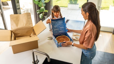 A two-side printed paperboard carton cake box delights Taartenwinkel customers upon opening.