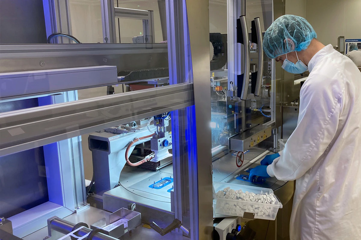 Turntable Machine Packages Prefilled Syringes for Sharp - Vimarsana News