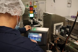 Mechanic using HMI to setup a VJ 1280.