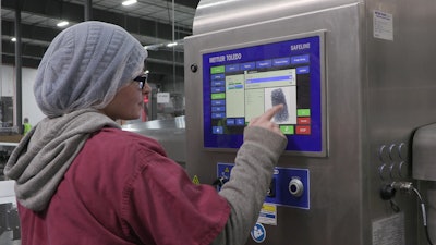 Through the X36’s user interface, an operator inspects the contents of a bag and reviews the limits of the run.