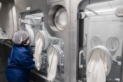 As the line’s centerpiece, the filling and closing platform ARF offers a versatile solution on a smaller footprint. For Alcami, the major benefit of the ARF is the machine’s format flexibility.