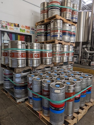 With the rubber pallet bands, Drake’s is able to stack empty kegs four high.