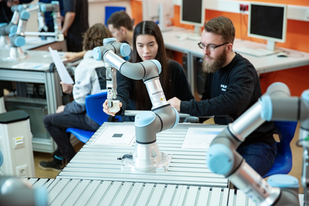 Universal Robots Academy Empowered 200K+ Users in Collaborative Robotics - Image