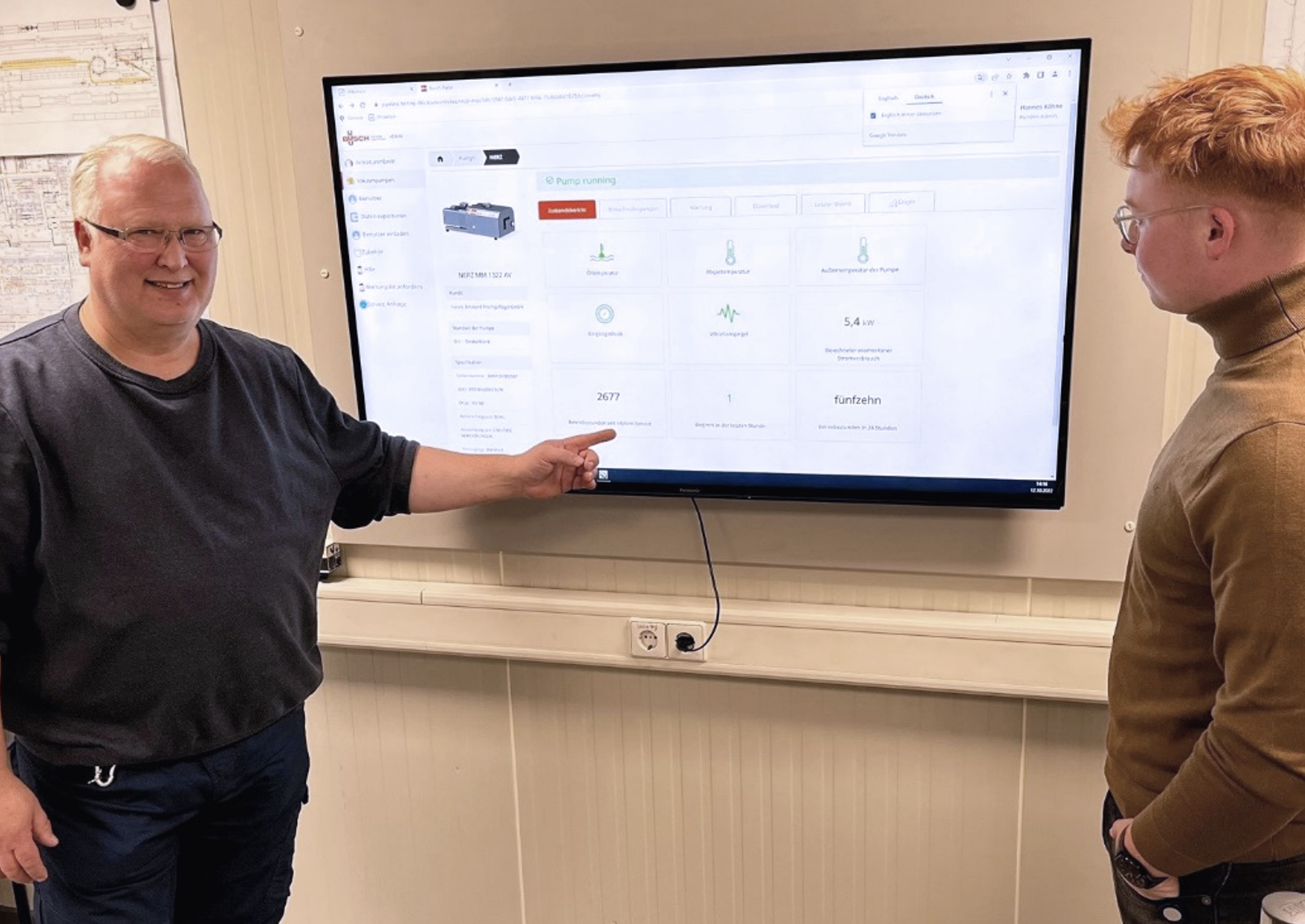 Johannes Kohne, technical manager for Emsland Frischgefl&uuml;gel, keeps an eye on the performance data of all vacuum pumps from the large screen in his office.