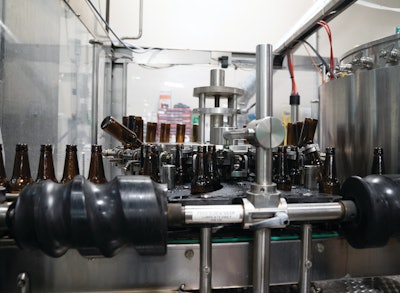 Within a monoblock, a 24-head rotary rinser feeds a 24-head counterpressure rotary filler. Bottles are then capped on a 6-head crowner, reaching speeds up to 150 bottles/min.