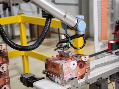 The Robotiq Palletizing Solution with the UR10e cobot handles 1,500 boxes per day in a two-shift operation