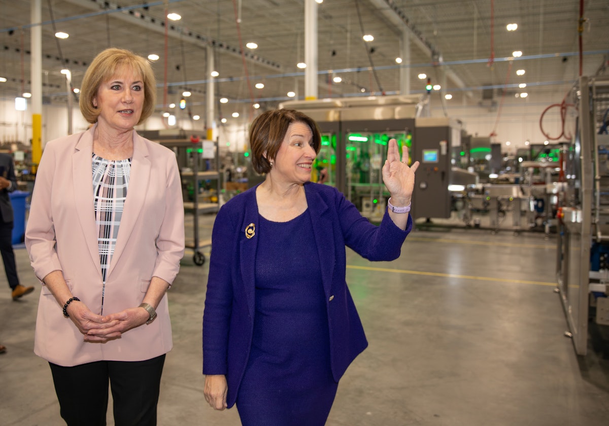วุฒิสมาชิก Amy Klobuchar เยี่ยมชม Delkor Systems