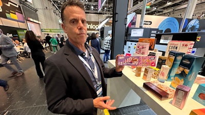 Eli Mahal demonstrates digitally printed cartonboard projects at drupa.