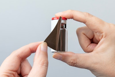 The light protection label from Schreiner MediPharm reliably protects the light-sensitive active ingredient while enabling inspection of the vial content in the original color and neutralizing the investigational drug.