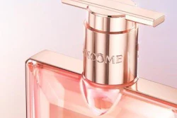 Lancǒme's new refillable perfume bottle features a pump that is 10% lighter than the market average and anodized to match the brand's rose gold colorway.