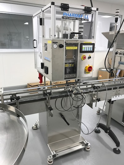 PS1 Packserter automatically detects the formed pouch on the companion conveyor, feeds it under the discharge, and inserts the desiccant packet into the pouch.