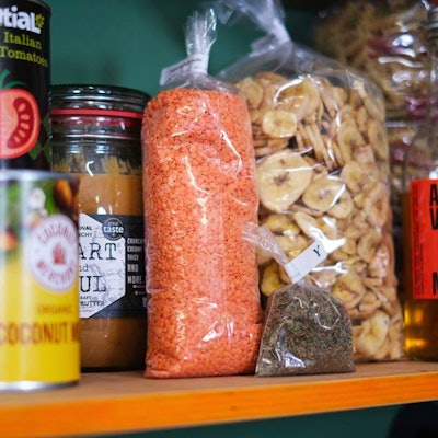 Customers receive their orders in these reusable bags, which can be returned via a prepaid envelope for professional cleaning and reuse.