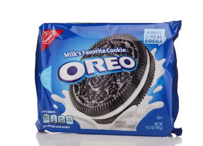 Aldi's chocolate sandwich cookie features blue packaging similar to that of Mondelēz's Oreo.