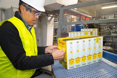 'Since implementing the system, we've reduced adhesive consumption and, with it, the amount of waste generated. This reinforces our commitment to sustainability,' explains Engineer Roberto Ontiveros, pictured.