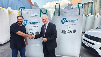 (l. to r.) Ruben Valdez, industrial director of Alcamare, and Edward Kosior, Nextloopp