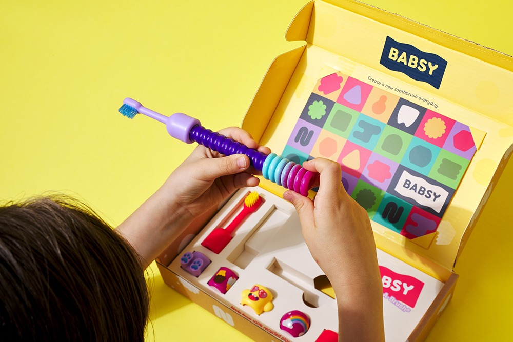 The packaging design for the Build-A-Brush encourages play, and is also scalable for future starter kits, brush heads, and expansion packs.