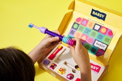 The packaging design for the Build-A-Brush encourages play, and is also scalable for future starter kits, brush heads, and expansion packs.