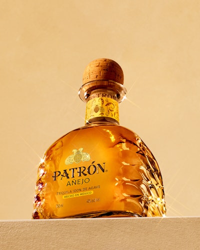 The embossed agave piña design offers a better grip for bartenders.