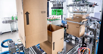 The system’s case erector forms RSC cartons from flat blanks and positions them for automated loading.