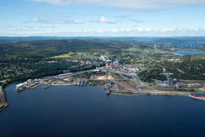 Swedish chemical company Sekab specializes in fossil-free, bio-based chemicals for industrial applications. Using bio-based ethanol as its main raw material, Sekab produces products such as ethyl acetate, acetaldehyde and acetic acid for customers across a wide range of industries, including packaging, coatings, pharmaceuticals and cosmetics.