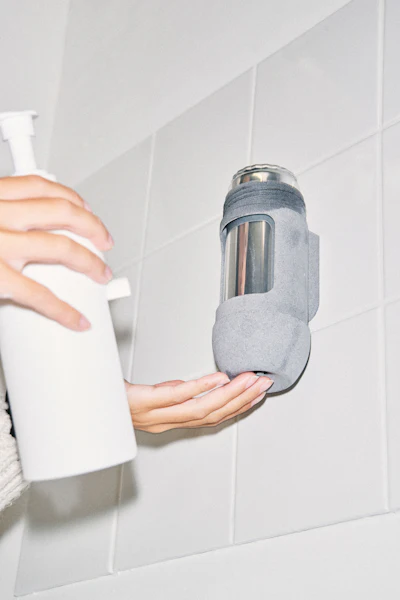 The discreet refill alert for staff is integrated at the bottom of the dispenser featuring the system.