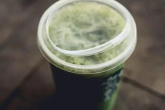 Customers are now encouraged to consume drinks directly through redesigned lids, which are recyclable and eliminate the need for an additional component.