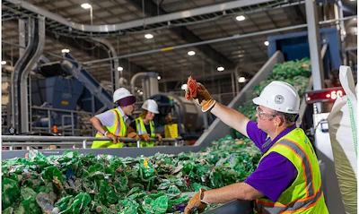Eastman’s molecular recycling process breaks down mixed and hard-to-recycle PET-based plastic waste into its molecular building blocks before rebuilding it into new PET resin suitable for food-contact applications.