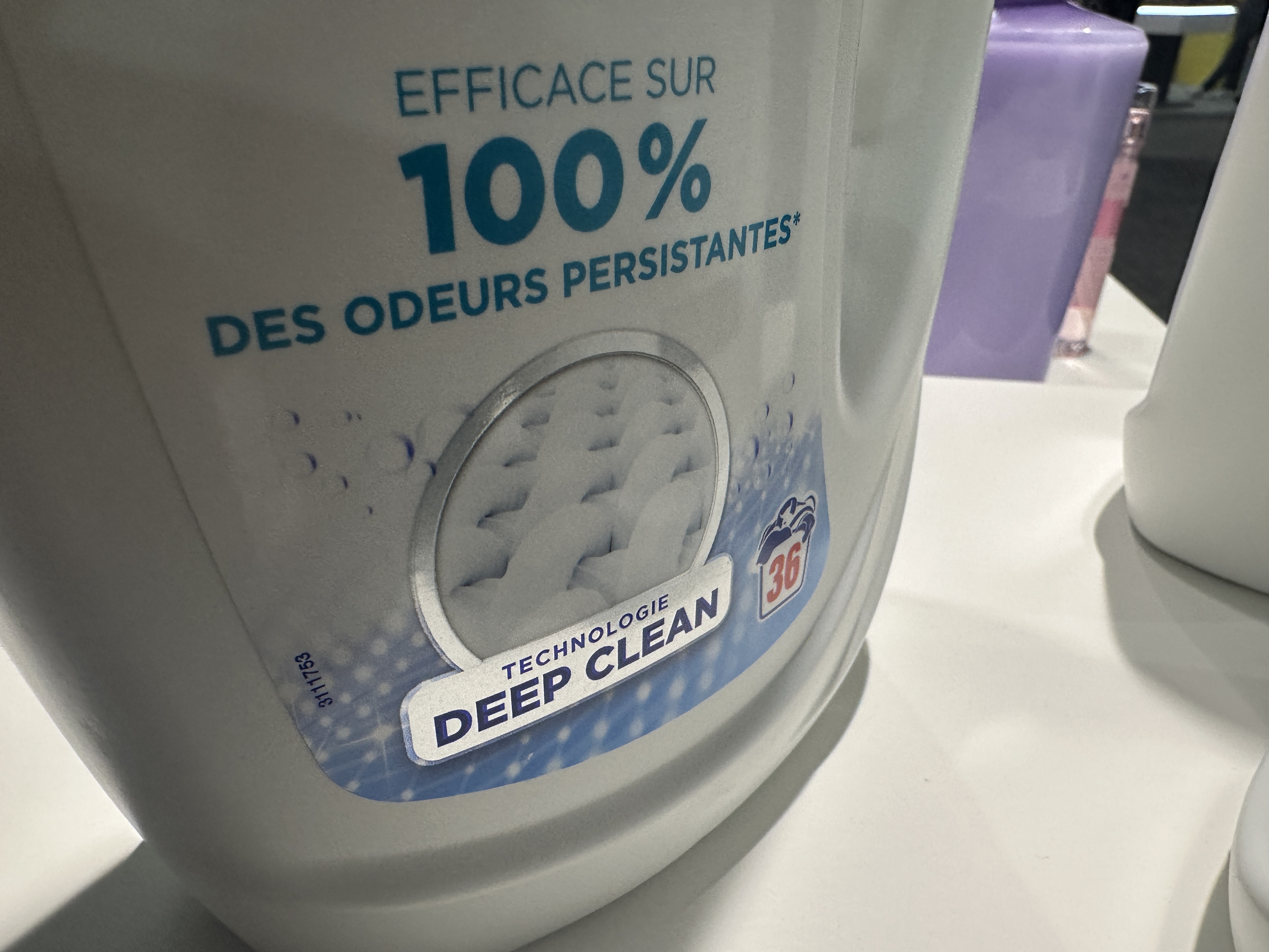 A close look at Le Chat's label shows the metallic finish applied only to the logo elements. The spot-based approach central to how EcoLeaf differs from traditional foil.