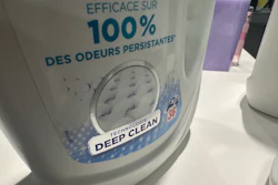 A close look at Le Chat's label shows the metallic finish applied only to the logo elements. The spot-based approach central to how EcoLeaf differs from traditional foil.