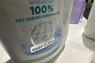 A close look at Le Chat's label shows the metallic finish applied only to the logo elements. The spot-based approach central to how EcoLeaf differs from traditional foil.