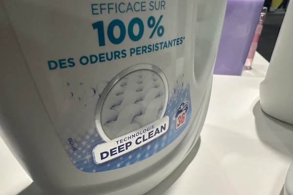 A close look at Le Chat's label shows the metallic finish applied only to the logo elements. The spot-based approach central to how EcoLeaf differs from traditional foil.