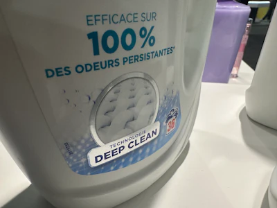 A close look at Le Chat's label shows the metallic finish applied only to the logo elements. The spot-based approach central to how EcoLeaf differs from traditional foil.