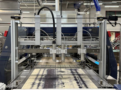 The three inkjet print heads for the date are now positioned precisely in height using the Apiro gearbox, the drylin SLW linear system and a motor.