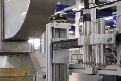 All igus guide elements, plain bearings, linear guides and Apiro gearboxes are completely free from lubrication and maintenance.